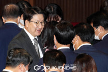 의원들과 인사하는 권선동 전 원내대표