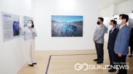 태안군 유류피해극복기념관 특별전 개막...북극 사진 40점 전시