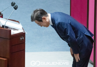 인사하는 이재명 대표