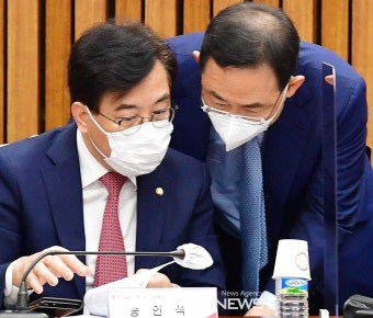 대화하는 주호영 원내대표와 송언석 원내수석부대표