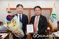 김영관 한국전력공사 충북본부장, 충북지사 감사패 받아