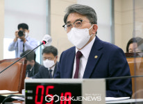 의원들 질의에 답변 하는 유희동 기상청장