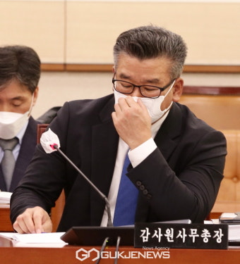 생각에 잠긴 유병호 사무총장