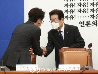참석자들과 인사 나누는 이재명 더불어민주당 대표