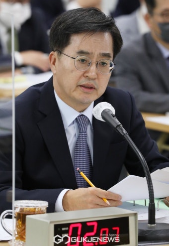 답변하는 김동연 지사