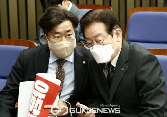 박찬대 최고위원과 대화하는 이재명 대표