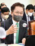 질의에 답변하는 강석훈 산업은행 회장
