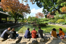 [국제포토] 덕수궁 경운지에서 소통을 즐겨요