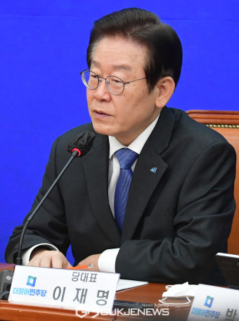 이재명 민주당 대표, 특혜 의혹 논란 속 묵묵부답 출석...정치적 논란 확산 중