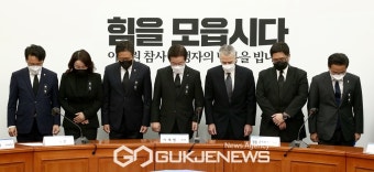 이태원 참사 희생자 위해 묵념하는 이재명-필립 골드버그