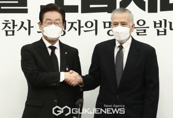 악수하는 이재명 민주당 대표-필립 골드버그 주한미국대사