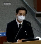 김동연 이태원 참사 추모 리본 바꿔 달았다...근조 리본 달고 도의회 출석