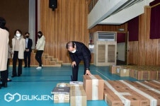 [포토] 동래중학교서 수능 문답지 배부하는 하윤수 교육감