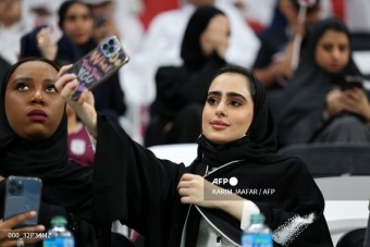 카타르 월드컵 개막전, 셀카 찍는 이슬람 여성