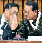 대화하는 정진석 국민의힘 비상대책위원장과 김호일 대한노인회 회장