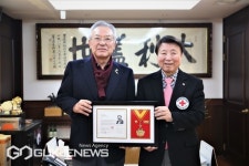 세운철강 신정택 회장, 적십자 회원유공장 명예대장 수상