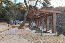 남양주시, 주민들에 휴양·힐링 공간 제공 홍유릉 둘레길 족욕쉼터 완공
