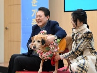 윤석열 대통령, 김건희 여사와 은퇴 안내견 새롬이 입양