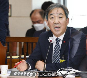질의 답변하는 한오섭 국정상황실장