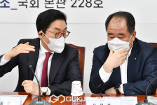 대화하는 홈플러스 대표와 농협하나로유통 대표