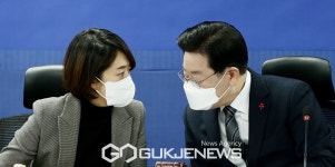 대화하는 이재명 대표·고민정 최고위원