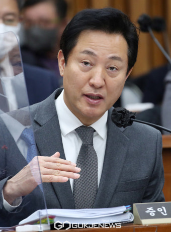 의원 질의에 답하는 오세훈 서울시장