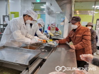 이규석 안산단원구청장, 무료급식소 배식봉사로 첫 일정 시작