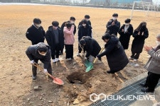 영동 추풍령중학교, 졸업작품 발표회-타임캡슐 매설