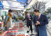 [포토] 김태우 서울 강서구청장, 농특산물 직거래장터 찾아 상인 격려