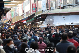 인천 모래내시장에서 즉석연설하는 이재명 대표