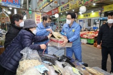 포항제철소, 설 앞두고 지역 사랑실천 전통시장 장보기 행사 실시