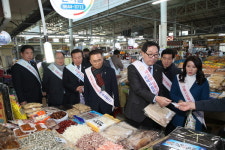 익산시의회, 설 맞이 전통시장 장보기 행사 가져