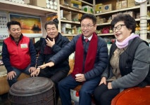 이철우 도지사, 김천 황금시장에서 명절 장보기 행사 가져