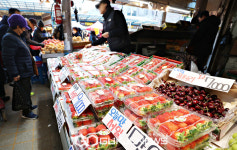 설 다가오면서 청과물시장에 과일값 들썩