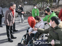[포토] 성보재활원 방문, 인사하는 홍준표 대구시장