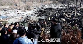 구룡마을 찾은 이재명 좀 더 일찍 오고 싶었으나 진화 방해될까 늦었다