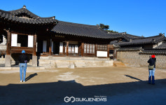 [국제포토] 창덕궁에 비추는 봄 햇살