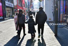 [국제포토] 입춘 명동길 걷는 가족