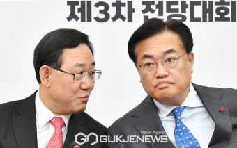 대화 하는 정진석 국민의힘 비대위원장과 주호영 원내대표