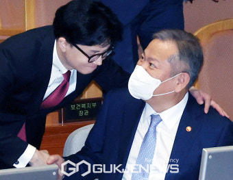 이상민 장관과 대화 나누는 한동훈 장관