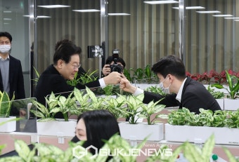 전세피해지원센터 관계자들과 인사하는 이재명 대표