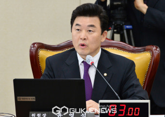 회의 주재하는 윤영석 기획재정위원회 위원장