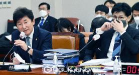 의원 질의 답하는 헌재 사무처장