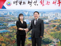 [포토] 서철모 서구청장, 제2연평해전 영웅 故 조천형 상사 유가족 격려