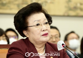 답변하는 이배용 국가교육위원장