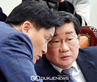 대화 나누는 전해철 위원장-김영진 간사