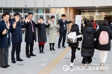 윤건영 충북교육감, 청주 용아초등학교서 등굣길 학생 응원