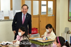 [포토] 신학기 화랑초 학교시설 둘러보는 하윤수 교육감