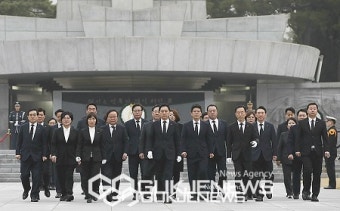 국민의힘 김기현 신임 당대표 현충원 참배 '방명록 보니'