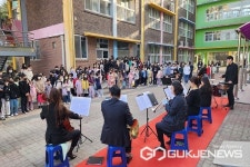 청주 사직초등학교, 등굣길 음악회 열려